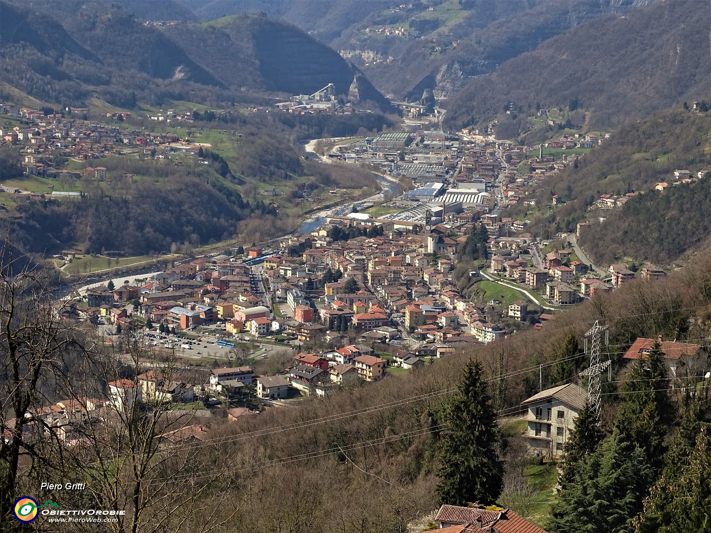 65 Zoom sul centro abitato di Zogno.JPG